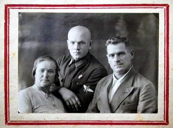 Free Speech. ������� �����. ���������� ����������. ���� 1940 ����.
��� ���� ������� (� ������) � ��� ��������: ���� ����, - ����� ������� ��������� ����-������� ������, ������ ������������ �������, � ���� - ������. ���������� ������� ������ � ������ ���� �����, ����� ������ �� ������������� �������������.